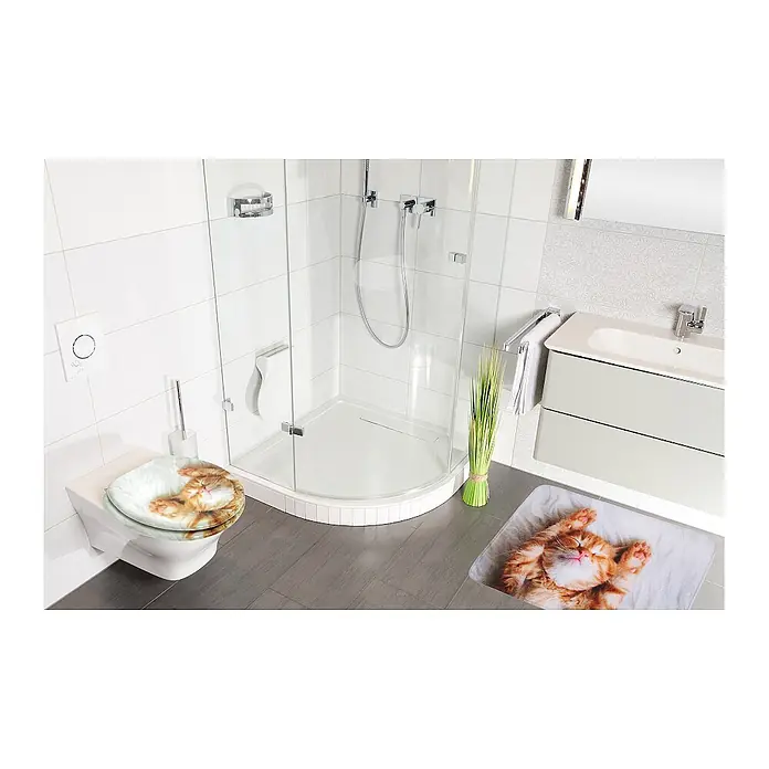 SANILO WC-Sitz Lilly - MDF, Braun, Ohne Absenkautomatik - Toilettensitz und Badematte mit niedlichem schlafenden Ingwerkatzen-Design in einem modernen Badezimmer.