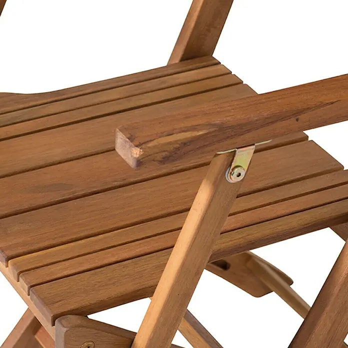 Siena Garden Falun Gartenstuhl - Akazie, Klappbar, Natur, B x T x H: 50,5 x 55 x 88,5 cm - Detailaufnahme eines Armlehnstuhls aus Akazienholz, der Stabilität und Komfort vereint.