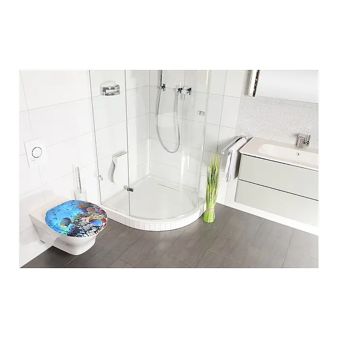 SANILO WC-Sitz Ocean - MDF, Blau, Ohne Absenkautomatik - Toilettensitz mit lebhaftem Korallenriff- und Fischdesign, auf einer weißen Toilette in einem modernen Badezimmer installiert.