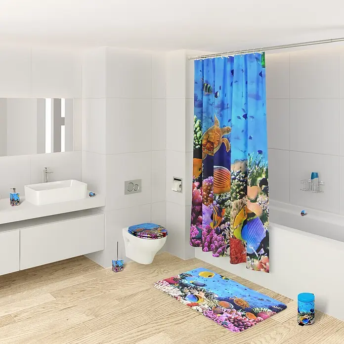 SANILO WC-Sitz Ocean - MDF, Blau, Ohne Absenkautomatik - Ein Badezimmer mit einem bunten Korallenriff- und Meereslebewesen-Thema Duschvorhang, Toilettendeckel, Badematte, Seifenspender und Mülleimer.