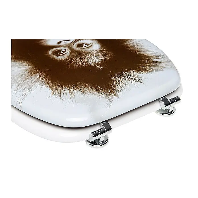 SANILO WC-Sitz Alfred - MDF, Braun, Ohne Absenkautomatik - Weißer WC-Sitz mit einem Baby-Orang-Utan-Motiv und Chromscharnieren.