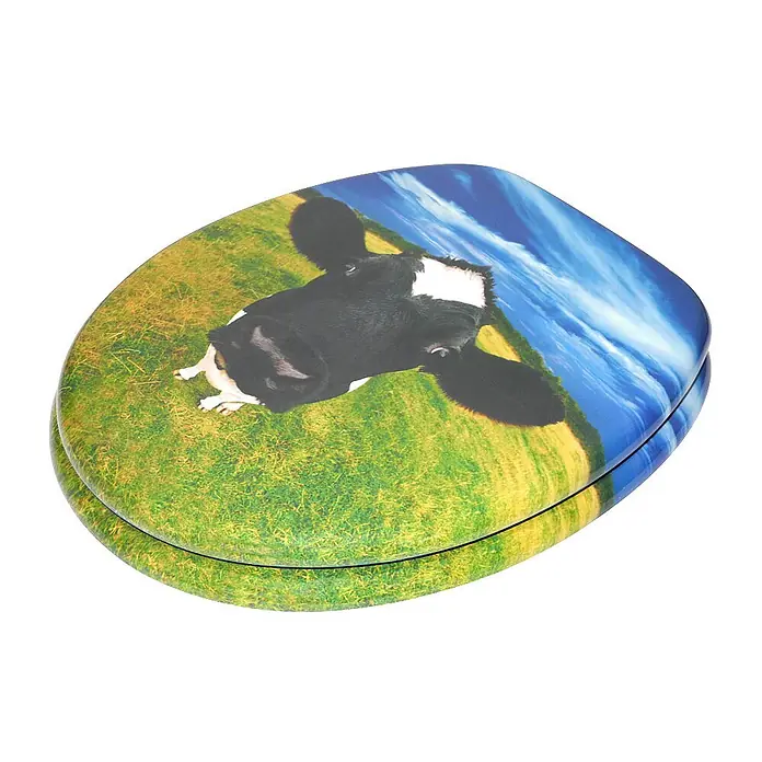 SANILO WC-Sitz Kuhkopf - MDF, Multicolor, Ohne Absenkautomatik - Toilettensitz aus Hartplastik mit aufgedrucktem Design einer schwarz-weißen Kuh auf einer grünen Wiese unter blauem Himmel.