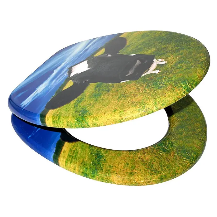 SANILO WC-Sitz Kuhkopf - MDF, Multicolor, Ohne Absenkautomatik - WC-Sitz mit Deckel, bedruckt mit einer schwarz-weißen Kuh auf grüner Wiese unter blauem Himmel.