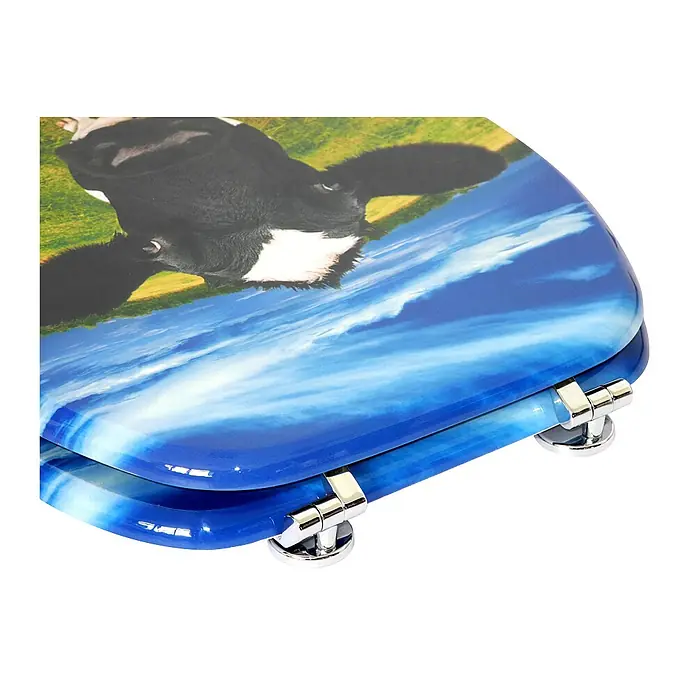 SANILO WC-Sitz Kuhkopf - MDF, Multicolor, Ohne Absenkautomatik - Glänzender Toilettensitz mit schwarz-weißem Kuhkopf, grüner Wiese und blauem Himmel Design.