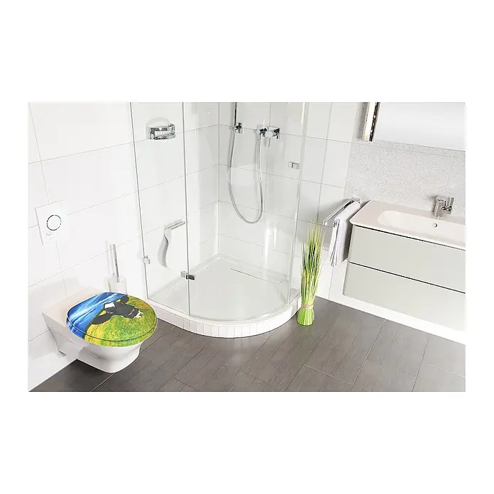 SANILO WC-Sitz Kuhkopf - MDF, Multicolor, Ohne Absenkautomatik - Bunter Toilettensitz mit einer Kuh auf einer grünen Wiese unter blauem Himmel.