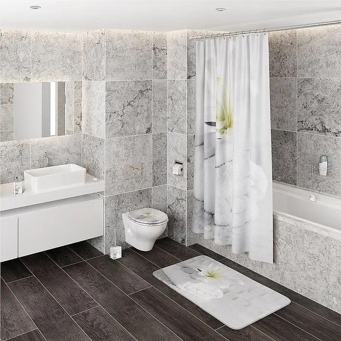 SANILO WC-Sitz Good Feeling mit Schnellverschluss - MDF, Weiß, Mit Absenkautomatik - Weißer Duschvorhang, Toilettensitzbezug und Badematte mit einem beruhigenden weißen Lilien- und Spa-Stein-Design.