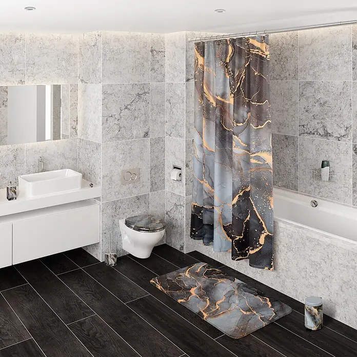 SANILO Kosmetikeimer Marmor Abstrakt - 3 l, Metall, Grau|Braun|Goldfarben - Ein Badezimmer mit Duschvorhang, Badematte, Toilettensitz, Seifenspender und weiteren Accessoires in Schwarz-Grau-Gold-Marmoroptik.