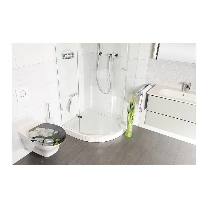 SANILO WC-Sitz Pretty - MDF, Grau, Ohne Absenkautomatik - Wand-WC mit dunklem Sitz, verziert mit weißen Orchideen, in einem modernen Badezimmer.
