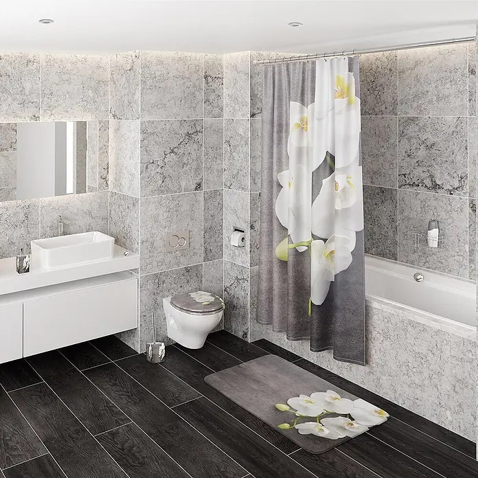 SANILO WC-Sitz Pretty - MDF, Grau, Ohne Absenkautomatik - Grauer Duschvorhang, Toilettendeckel und Badematte mit weißen Orchideen in einem modernen Badezimmer.