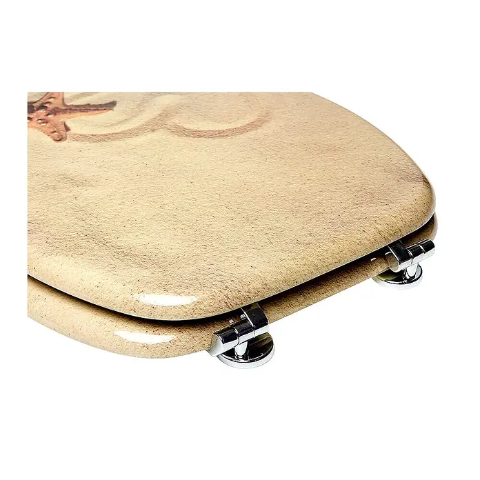 SANILO WC-Sitz Sandy - MDF, Braun, Ohne Absenkautomatik - Beiger Toilettensitz mit Sandtextur und Seesternmotiv, ausgestattet mit Chromscharnieren.
