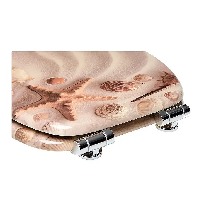 SANILO WC-Sitz Sanibel - MDF, Braun, Ohne Absenkautomatik - Toilettensitz mit Strandmotiv-Druck von Sand, Seesternen und Muscheln, ausgestattet mit Chromscharnieren.