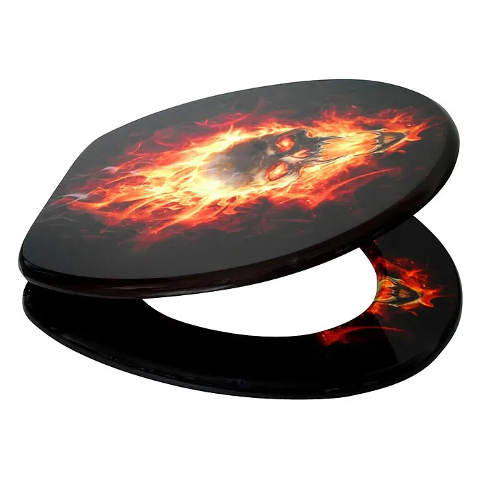 SANILO WC-Sitz Totenkopf in Flammen - MDF, Schwarz, Ohne Absenkautomatik - Schwarzer Toilettensitz mit glänzender Oberfläche und flammendem Totenkopf-Design auf Deckel und Sitz.