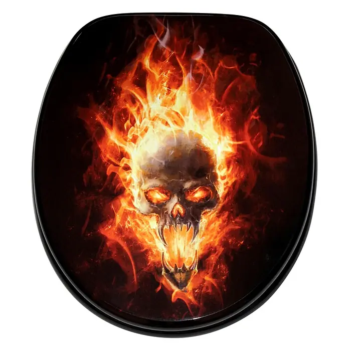 SANILO WC-Sitz Totenkopf in Flammen - MDF, Schwarz, Ohne Absenkautomatik - Schwarzer Toilettensitz mit glänzender Oberfläche und einem lebhaften Flammen-Totenkopf-Design.