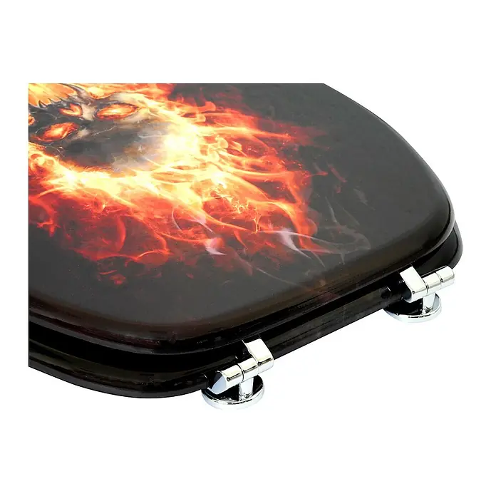 SANILO WC-Sitz Totenkopf in Flammen - MDF, Schwarz, Ohne Absenkautomatik - Schwarzer Toilettensitz mit feurigem Dämonen-Design und Chromscharnieren.