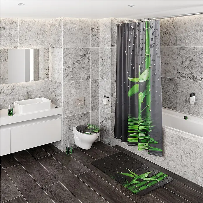 SANILO Badteppich Virella 70 x 110 cm - 70 x 110 cm, Polyester, Schwarz - Badezimmer-Set: schwarzer Duschvorhang, Toilettendeckel und Badematte mit grünen Bambusmotiven und Wassertropfen.