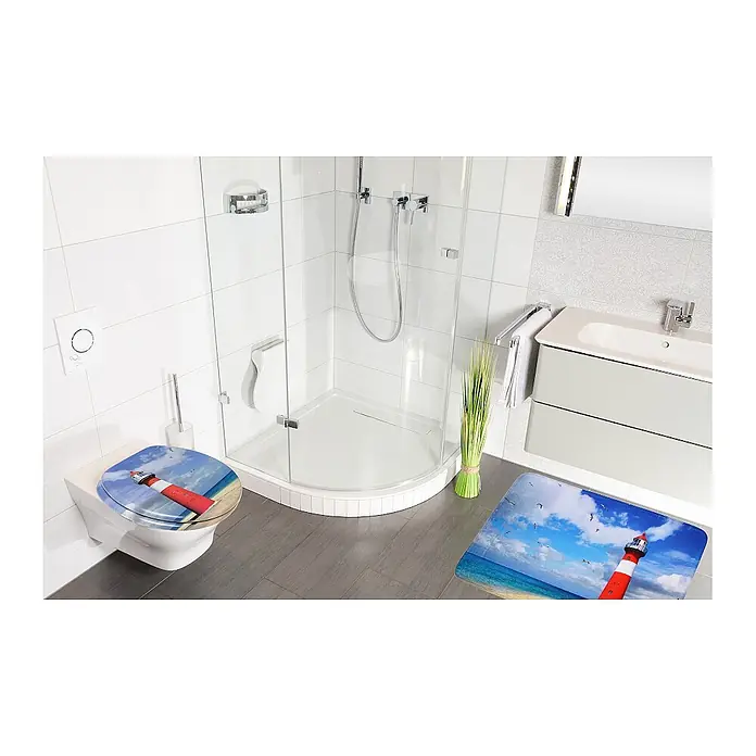SANILO WC-Sitz Leuchtturm - MDF, Rot, Ohne Absenkautomatik - WC-Sitz und Badematte mit rot-weißem Leuchtturm-Design, in einem modernen Badezimmer.