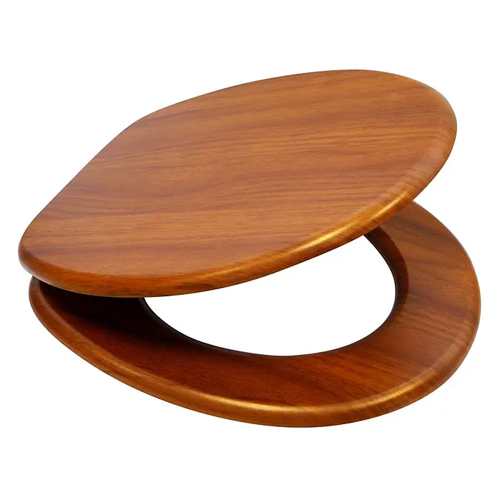 SANILO WC-Sitz Mahagoni - MDF, Braun, Ohne Absenkautomatik - Warmer, brauner Toilettensitz aus Holz mit teilweise geöffnetem Deckel, der die Holzmaserung zeigt.