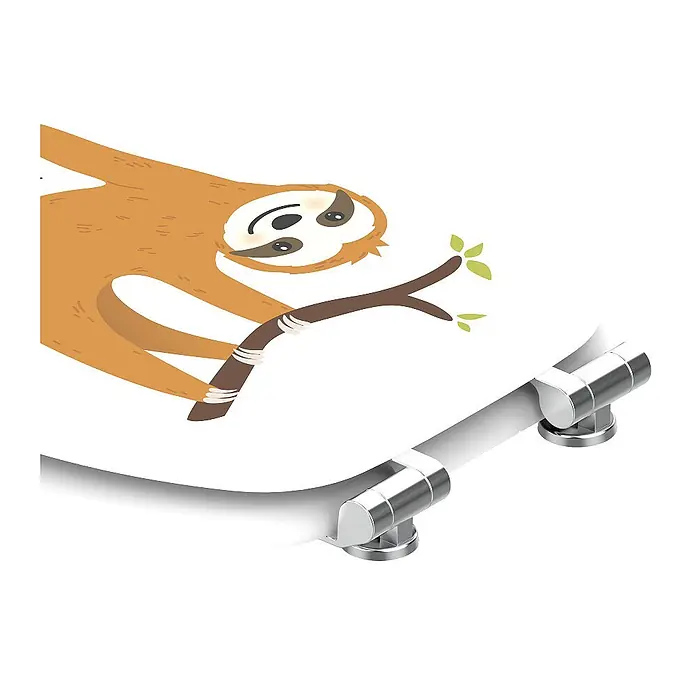 SANILO WC-Sitz Faultier mit Absenkautomatik - MDF, Braun, Mit Absenkautomatik - Weißer Toilettensitzdeckel mit Cartoon-Faultier-Motiv auf einem Ast, inklusive silberfarbener Scharniere.