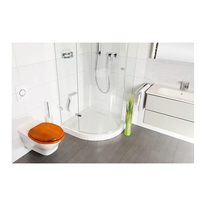 SANILO WC-Sitz Holz - Holz, Braun, Ohne Absenkautomatik - Modernes Badezimmer mit wandhängender Toilette mit Holz-Sitz, Glasduschkabine und hellgrauem Waschtisch mit Waschbecken.