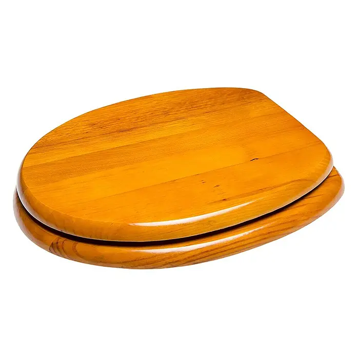 SANILO WC-Sitz Holz - Holz, Braun, Ohne Absenkautomatik - Polierter Toilettensitz aus Holz mit natürlichem goldbraunen Finish, schräg gesehen, zeigt seine glatte Textur.