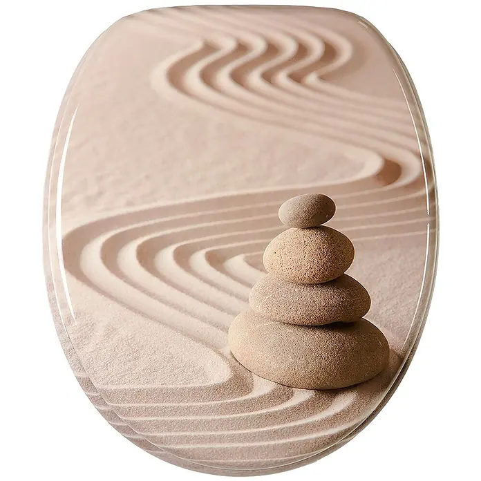 SANILO WC-Sitz Zen mit Absenkautomatik - MDF, Braun, Mit Absenkautomatik - Toilettensitz mit Zen-Garten-Design: geharkte Sandmuster und ein Steinhaufen glatter Steine.