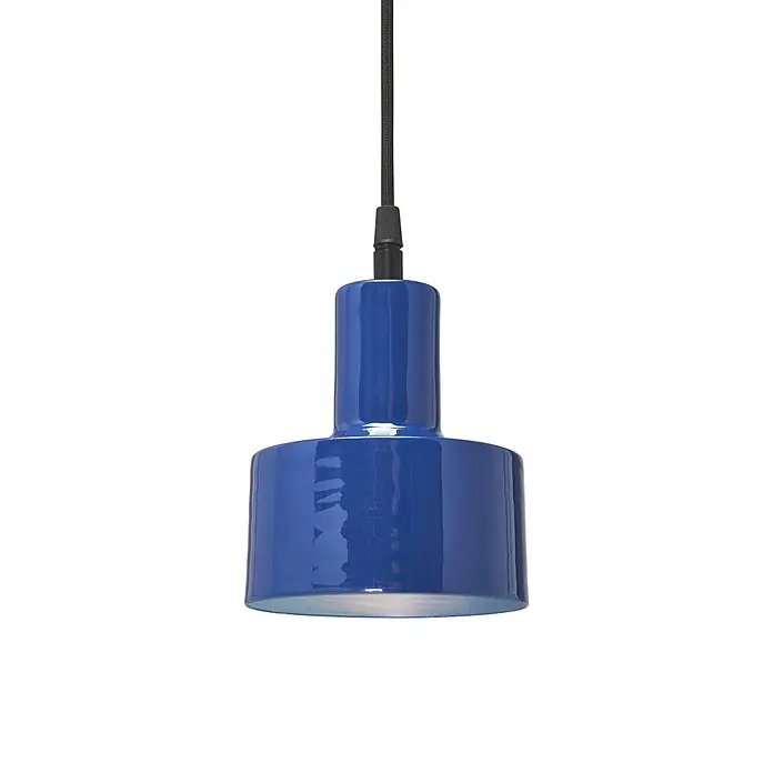 PR Home Pendelleuchte Solo - 25 W, E27 - Blaue glänzende Pendelleuchte, aufgehängt an einem schwarzen Kabel.