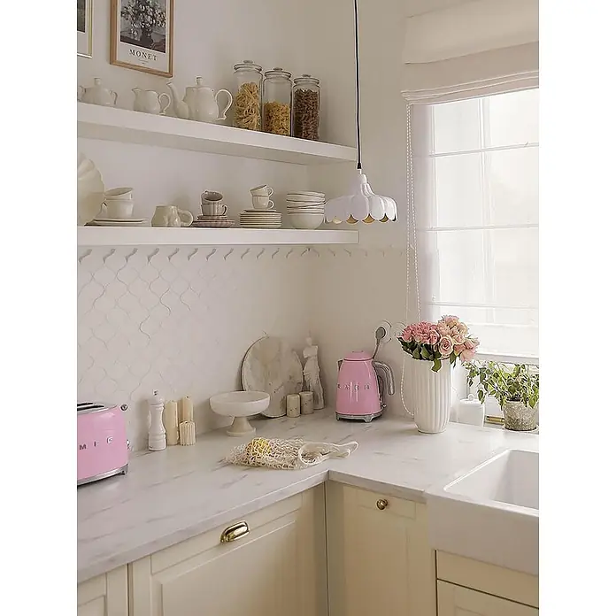 PR Home Pendelleuchte 24cm Fensterleuchte - 25 W, E27 - Helle Küchenecke mit pinkem Smeg Toaster und Wasserkocher auf einer weißen Marmor-Arbeitsplatte, weißen offenen Regalen und einem Fenster.