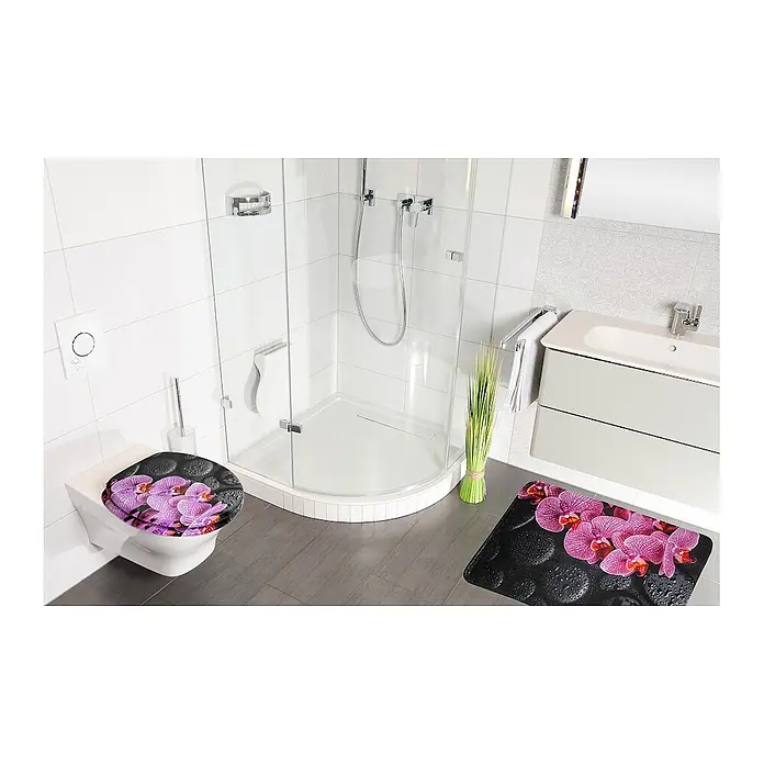SANILO WC-Sitz Madeira - MDF, Violett, Ohne Absenkautomatik - Bad-Set mit schwarzem Toilettensitz und passender Badematte, verziert mit einem rosa Orchideen- und Steindesign mit Wassertropfen.