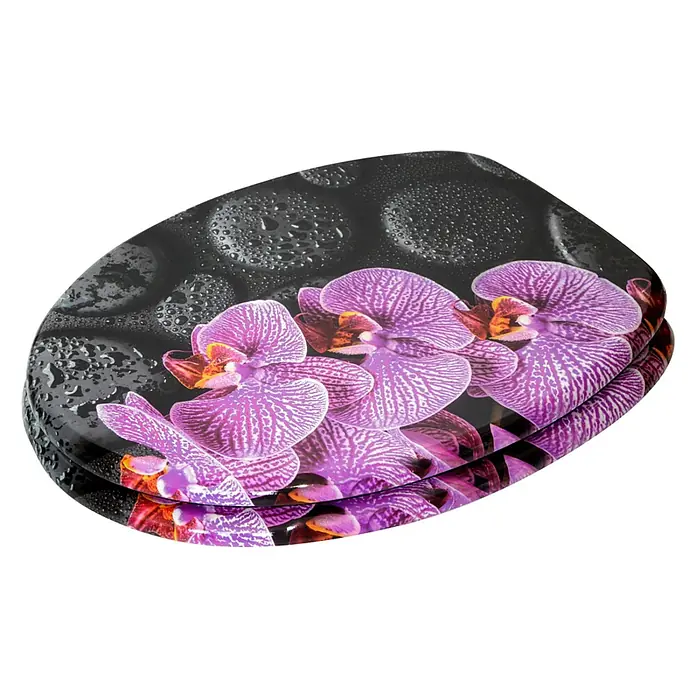 SANILO WC-Sitz Madeira - MDF, Violett, Ohne Absenkautomatik - Toilettensitz mit schwarzem Hintergrund, violetten Orchideen und glitzernden Wassertropfen.