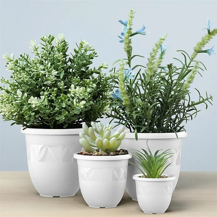 Plastard Pflanztopf Capri 5er Set - Außenmaß (Ø x H): 35 x 30 cm, Kunststoff, Weiß - Set aus vier weißen Pflanztöpfen mit geometrischem Muster, bepflanzt auf Holztisch.