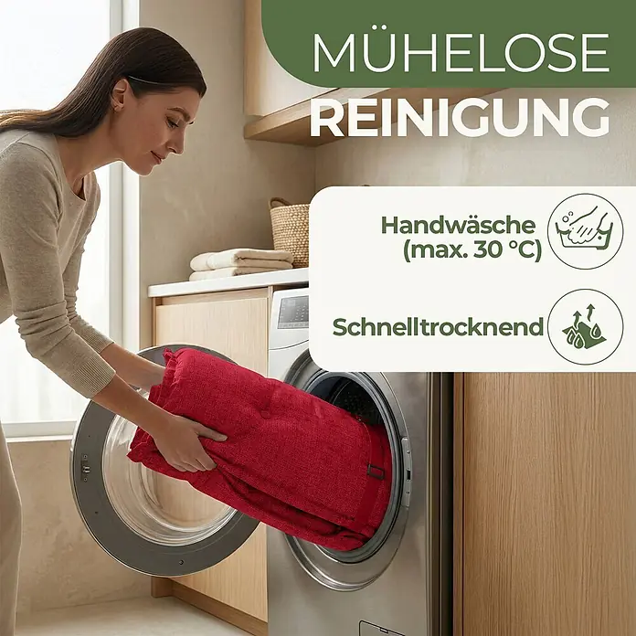 BI International Sitzauflage Florence Hochlehner Auflage - Hochlehner Gartenstühle, 6 Stk., L x B x H: 150 x 50 x 5 cm, Mischgewebe 65% Polyester, 35% Baumwolle, Rot - Frau legt ein rotes, strukturiertes Kissen in eine Waschmaschine, was seine leichte Waschbarkeit zeigt.