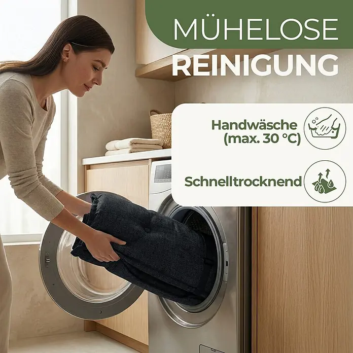 BI International Sitzauflage Florence Hochlehner Auflage - Hochlehner, 4 Stk., L x B x H: 150 x 50 x 5 cm, Mischgewebe 65% Polyester, 35% Baumwolle, Schwarz - Frau legt ein dunkelgraues, strukturiertes, waschbares Textilprodukt zur einfachen Reinigung in eine Waschmaschine.