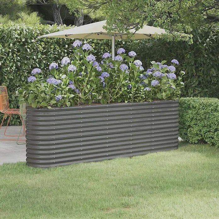Furnicato Hochbeet - 224 x 40 x 68 cm, Stahl, Grau - Dunkelgraues, gewelltes Hochbeet aus Metall, gefüllt mit lila Hortensien im Garten.