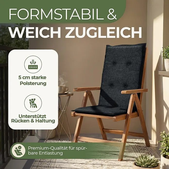 BI International Sitzauflage Florence Hochlehner Auflage - Hochlehner, 4 Stk., L x B x H: 150 x 50 x 5 cm, Mischgewebe 65% Polyester, 35% Baumwolle, Schwarz - Ein hölzerner Outdoor-Sessel mit dicken, dunkelgrauen Kissen auf einem Balkon. Betont Komfort und Rückenstütze.