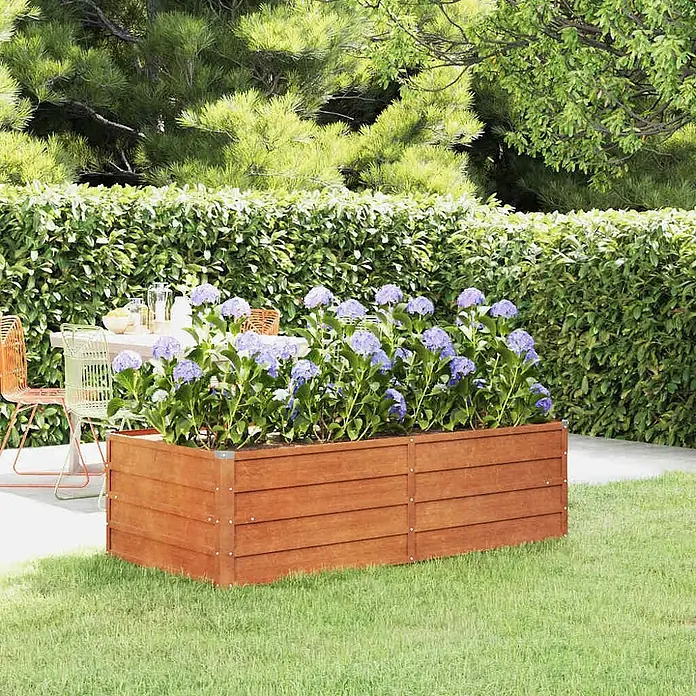 Furnicato Hochbeet - 160 x 80 x 45 cm, Stahl, Braun - Rechteckiges rotbraunes Holz-Hochbeet im Garten, bepflanzt mit lila Hortensien.