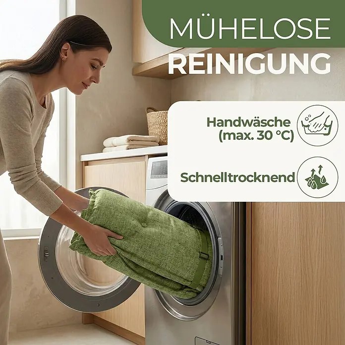 BI International Sitzauflage Florence Hochlehner Auflage - Hochlehner, 4 Stk., L x B x H: 150 x 50 x 5 cm, Mischgewebe 65% Polyester, 35% Baumwolle, Grün - Eine Frau legt ein grünes, strukturiertes, gepolstertes Objekt in eine Waschmaschine, was seine Waschbarkeit und schnelle Trocknung betont.