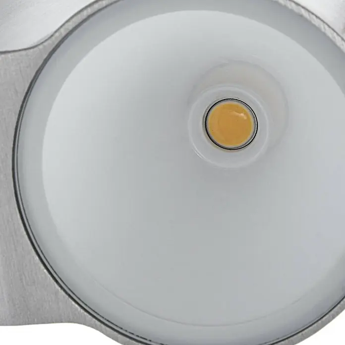 Lindby Außenwandleuchte Illuvia - alu / grau / zink, alu / grau / zink, IP44 - Ein silberner LED-Spot mit weißem Reflektor und gelbem LED-Chip in der Mitte.