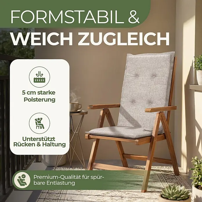 BI International Sitzauflage Florence Hochlehner Auflage - Hochlehner, 6 Stk., L x B x H: 150 x 50 x 5 cm, Mischgewebe 65% Polyester, 35% Baumwolle, Beige - Bequemer Holzstuhl mit hellgrauem Polster auf einem Balkon.