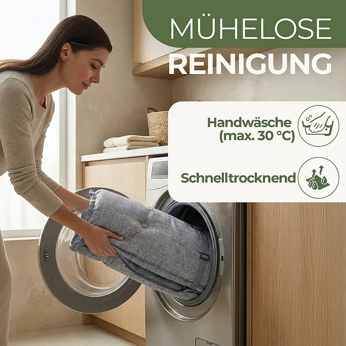 BI International Sitzauflage Florence Hochlehner Auflage - Hohclehner Gartenstühle, 1 Stk., L x B x H: 150 x 50 x 5 cm, Mischgewebe 65% Polyester, 35% Baumwolle, Grau - Frau legt ein graues, strukturiertes, gepolstertes Kissen in eine Waschmaschine, was die Waschbarkeit zeigt.