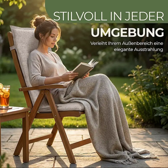 BI International Sitzauflage Florence Hochlehner Auflage - Hochlehner, 6 Stk., L x B x H: 150 x 50 x 5 cm, Mischgewebe 65% Polyester, 35% Baumwolle, Beige - Holzliegestuhl mit hellen Stoffauflagen und Decke, von einer lesenden Person im Freien genutzt.