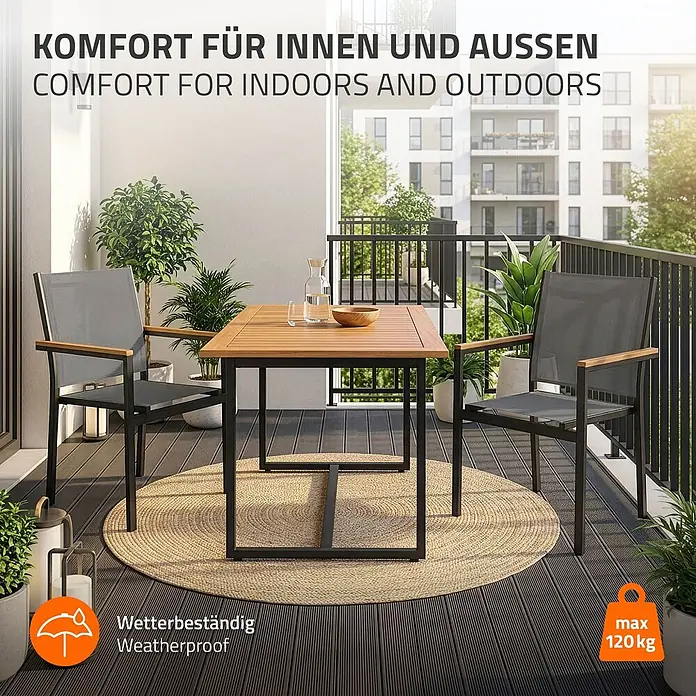 ML-Design Gartenstuhl-Set 4er Set Gartenstühle mit Armlehnen-Holzoptik - 4 Stk., Aluminium, pulverbeschichtet, Textilene (2x1), Polywood, Dunkelgrau - Outdoor-Esstisch-Set mit quadratischem Holztisch, schwarzem Metallrahmen und zwei Stühlen mit grauem Stoff und Holzarmlehnen auf einem Balkon.