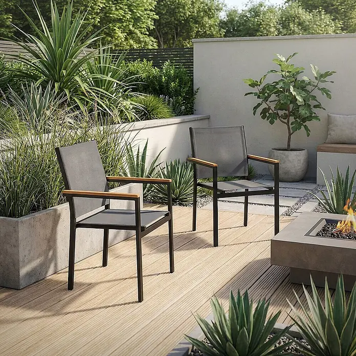 ML-Design Gartenstuhl-Set 4er Set Gartenstühle mit Armlehnen-Holzoptik - 4 Stk., Aluminium, pulverbeschichtet, Textilene (2x1), Polywood, Dunkelgrau - Zwei dunkelgraue Gartenstühle mit schwarzen Rahmen und Holzarmlehnen auf einer Holzterrasse in einem modernen Patio.