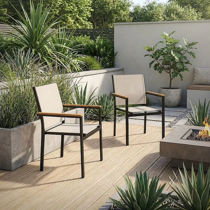 ML-Design Gartenstuhl-Set 2er Set Gartenstühle mit Armlehnen-Holzoptik - 2 Stk., Aluminium, pulverbeschichtet, Textilene (2x1), Polywood, Beige - Zwei Outdoor-Stühle mit dunklem Metallgestell, hellem Stoff und Holzarmlehnen auf einer Holzterrasse.