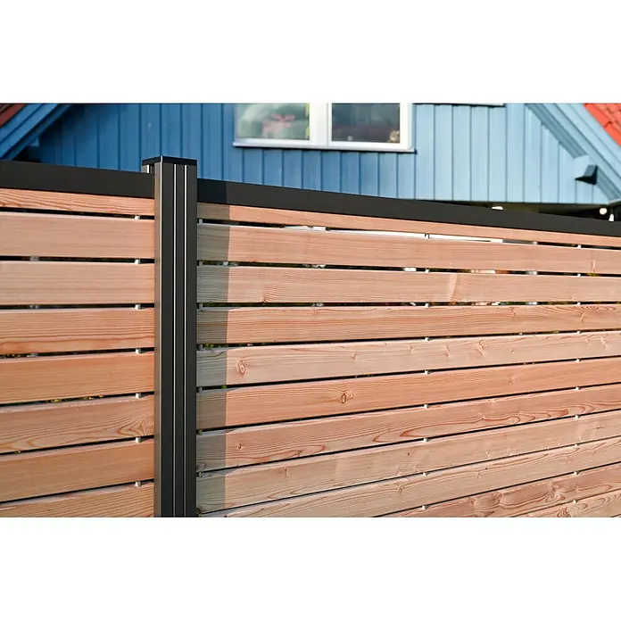 GartenLand Steckzaun-Element Westerland - Lärche, Holz - Moderner Sichtschutzzaun aus Holz mit schwarzen Metallpfosten, Oberleiste und Querlatten.