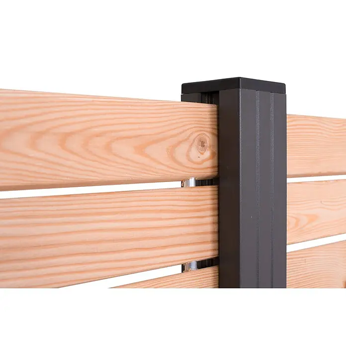 GartenLand Steckzaun-Element Westerland - Lärche, Holz - Nahaufnahme eines modernen Lamellenzauns mit hellen Holzbrettern und dunkelgrauem Metallpfosten, die Verbindung zeigend.