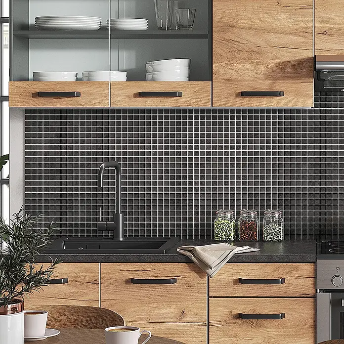 Vicco Küchenzeile Raul Goldkraft Eiche/Anthrazit, AP Schwarz gemustert - Goldkraft Eiche, Ohne Elektrogeräte - Moderne Küche mit hellen Holzschränken, schwarzen Griffen, schwarzem Mosaikfliesen-Spritzschutz und schwarzem Spülbecken.