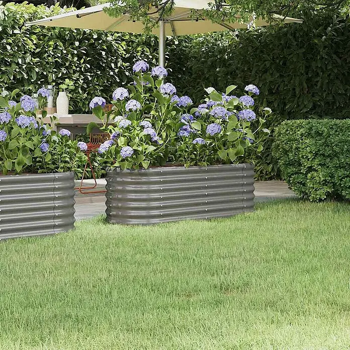 Furnicato Hochbeet - 114 x 114 x 36 cm, Stahl, Grau - Dunkelgraue, wellenförmige Hochbeete aus Metall mit violetten Hortensien im Garten.