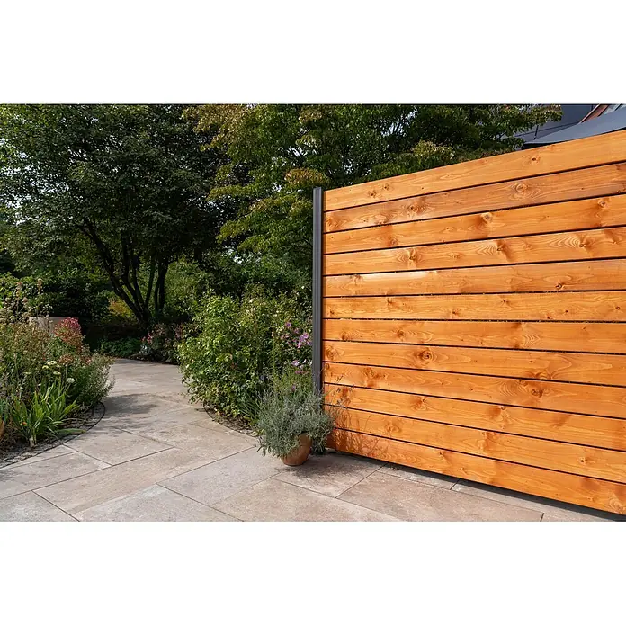 GartenLand Steckzaun-Element Manchester - B x H: 180 x 180 cm, Braun, Holz - Horizontaler Lamellen-Sichtschutzzaun aus Holz mit dunklem Pfosten, im Garten neben einem gepflasterten Weg.