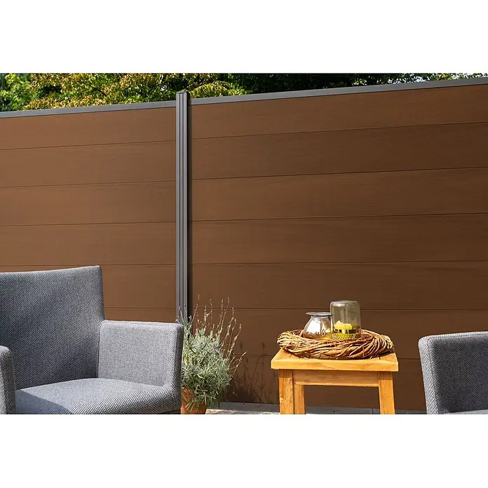 GartenLand Steckzaun-Element Ameland Co-extrudiert - B x H: 180 x 180 cm, Ipé, Verbundwerkstoff - Brauner WPC-Sichtschutzzaun mit dunklen Pfosten, bietet Privatsphäre im Gartenbereich.