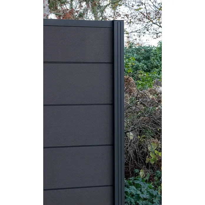 GartenLand Steckzaun-Element Ameland Exclusive - B x H: 180 x 180 cm, Anthrazit, Verbundwerkstoff - Dunkelgraues Verbundstoff-Zaunfeld mit schwarzem Rahmen, in einem Garten.